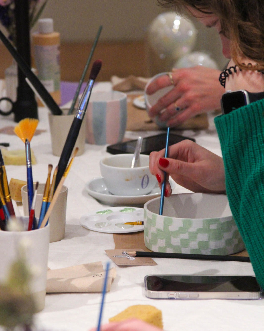 Creative workshops at Fiore Utrecht, including pottery painting and flower arranging